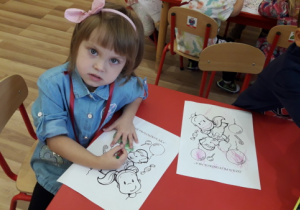 Ada maluje kolorowankę "Dzień Przedszkolaka"